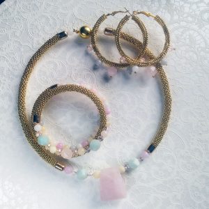 Rose quartz and aventurine stones with gold ropes jewelry set
